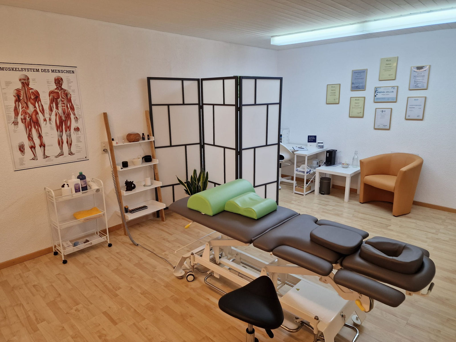 Gemütlicher Behandlungsraum mit liebevoller Einrichtung bei Flex Massage