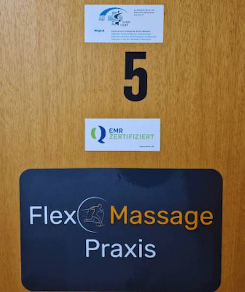 Tür zur Praxis mit Flex Massage Logo, EMR- und SVMM-Zertifikaten, Raum Nr. 5