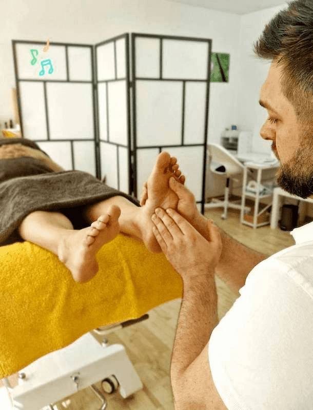 Fussreflexzonenmassage am Fuss