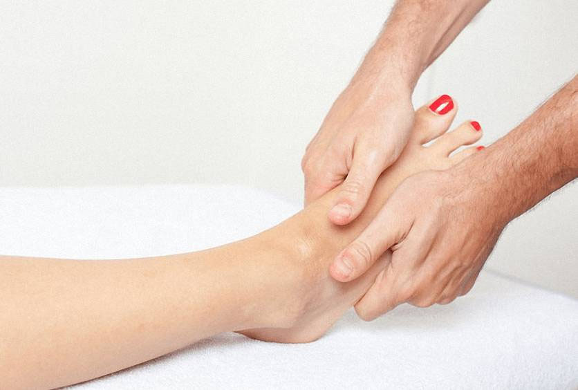 Manuelle Lymphdrainage am Bein
