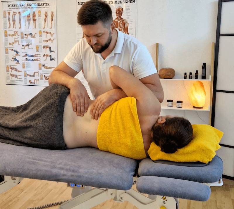 Sanfte Massage für eine Schwangere in Seitenlage