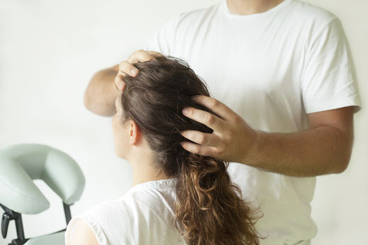 Indische Kopfmassage im Nacken- und Schulterbereich